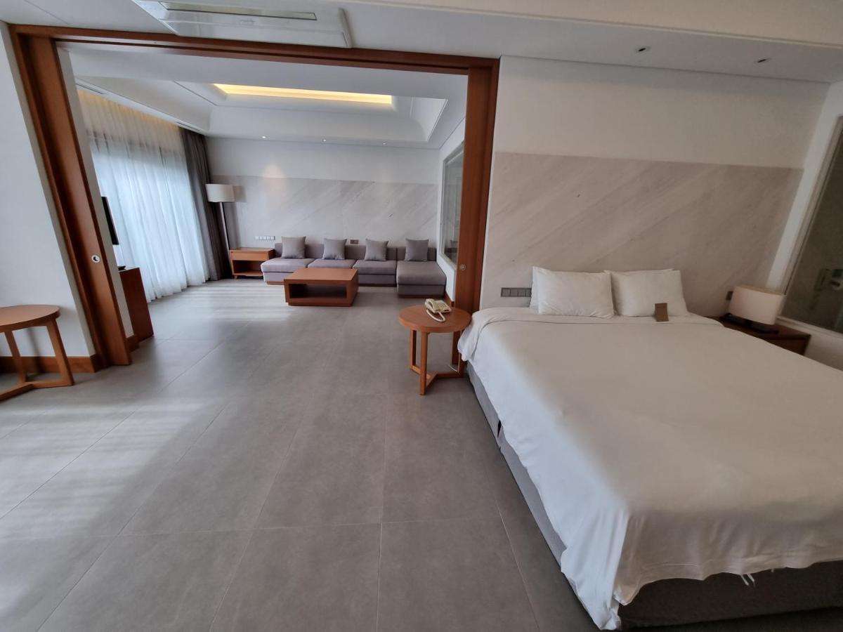 ไพน์ โกรฟ โฮเต็ล Hotel Gimhae ภายนอก รูปภาพ